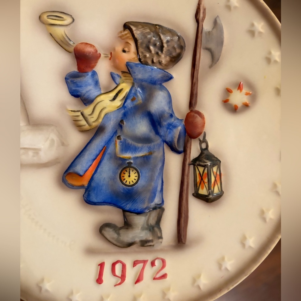 Goebel M.J. Hummel 2nd Annual Plate 1972 -#265 "Hear Ye, Hear Ye” - Picture 7 of 8